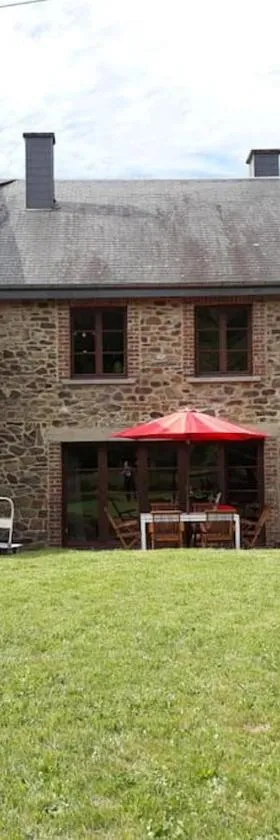Charmante maison de caractère à 2Km de Redu，位于力宾的酒店