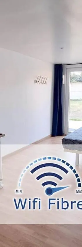 Studio en rez de jardin avec terrasse privée - Le petit Château Avesnois - TV - WIFI - logement complet，位于Avesnes-sur-Helpe的酒店