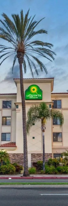 东北长滩/赛普拉斯拉昆塔套房酒店，位于Hawaiian Gardens的酒店