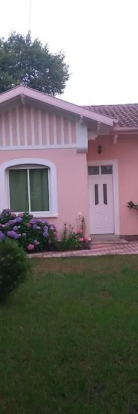 Maison privée avec piscine，位于蓬唐莱福日的酒店