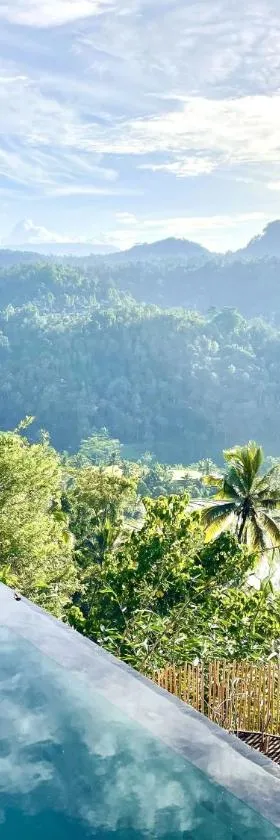 3 Bdr - Luxury Cliffside Bamboo Villa，位于Bungbungan的酒店
