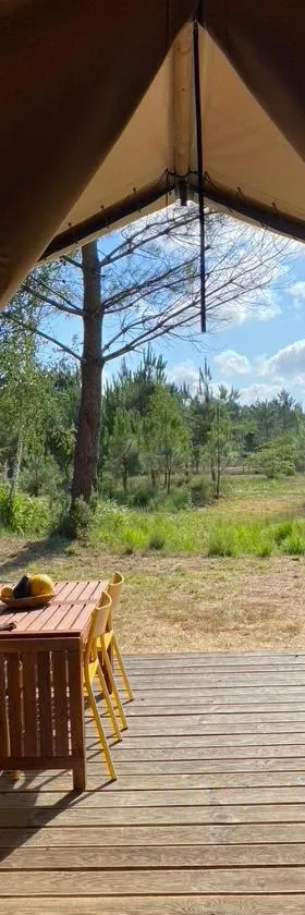 Camping la Kahute - Tente lodge au coeur de la forêt，位于卡尔康的酒店