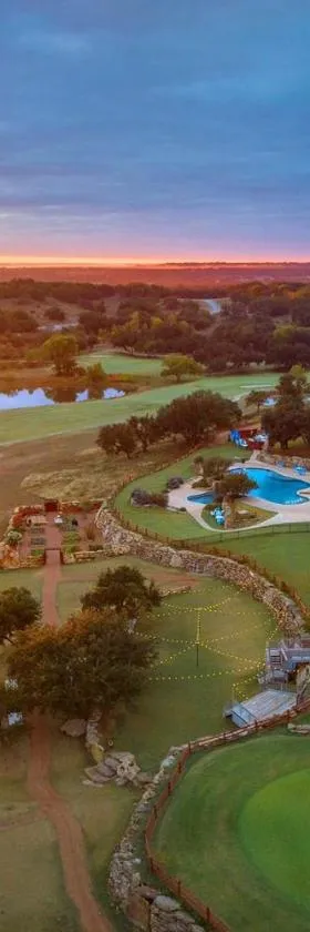 The Hideout Golf Club & Resort，位于Lake Brownwood的酒店