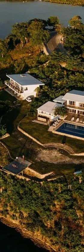 Exclusive Cliff House with Pool and Beach Access，位于Dumanjug的酒店
