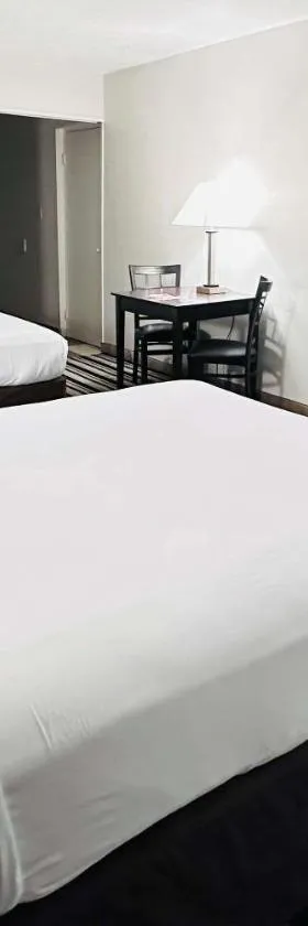 Econo Lodge，位于阿德莫尔的酒店