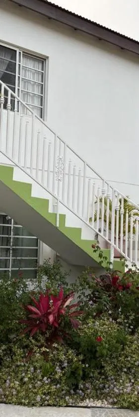Gorgeous 2-Bed Apartment 3 in St Johns cosy，位于Belmont的酒店