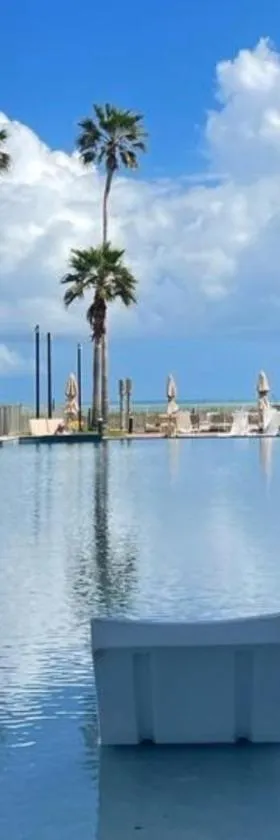 Peninsula Island Resort & Spa - Beachfront Property at South Padre Island，位于南帕诸岛的酒店