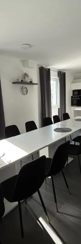 Laura Apartmanház，位于莫劳豪洛姆的酒店