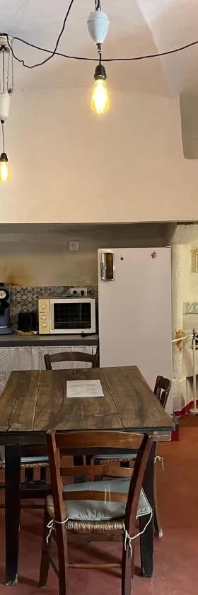 Logement atypique tout en pierre，位于La Coucourde的酒店