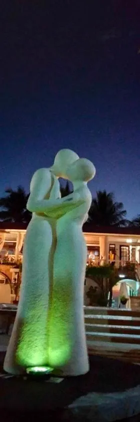 Sunbloom Beachfront Hotel and Restaurant Zambales，位于Sinabacan的酒店