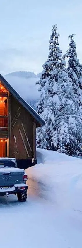 Walk-In Skiing/Tubing Across at Summit East，位于Snoqualmie Pass的酒店