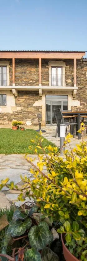 Hotel Rural O Cruce do Burgo，位于Friol的酒店