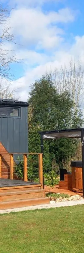 INSOLITE La Tiny House du Lutin Many et son Bain Nordique，位于Saint-Christophe-sur-Condé的酒店