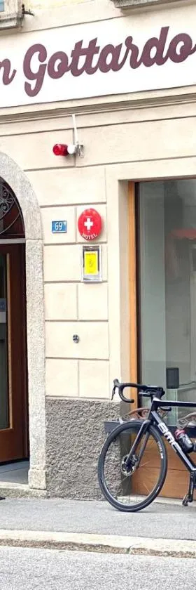 Bed&Bike Tremola San Gottardo，位于艾罗洛的酒店