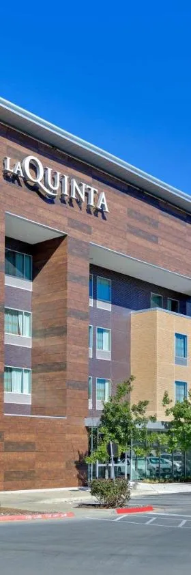 La Quinta Inn & Suites by Wyndham Lakeway，位于莱克韦的酒店