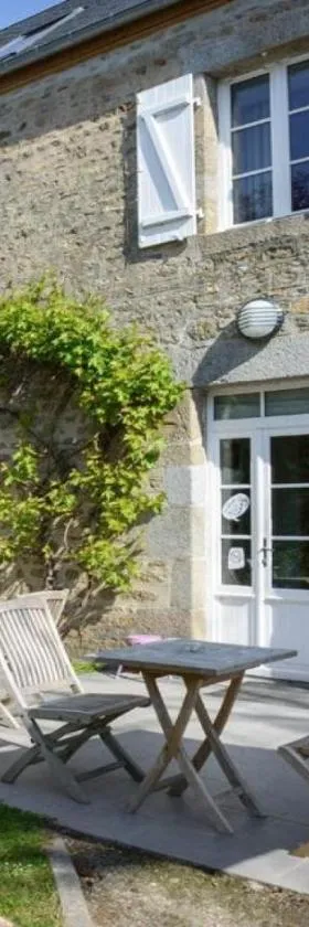 Logis Auberge de Carolles，位于卡罗莱的酒店