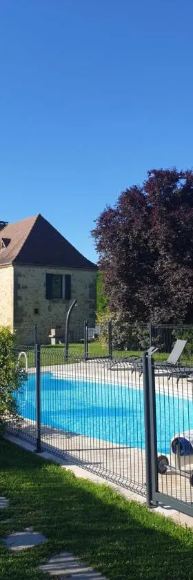 GITE AU ROC DE BOURZAC AVEC PISCINE PRIVÉE，位于Bayac的酒店