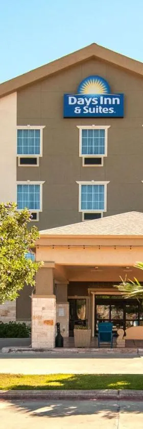 Days Inn & Suites by Wyndham San Antonio near Frost Bank Center，位于圣安东尼奥的酒店