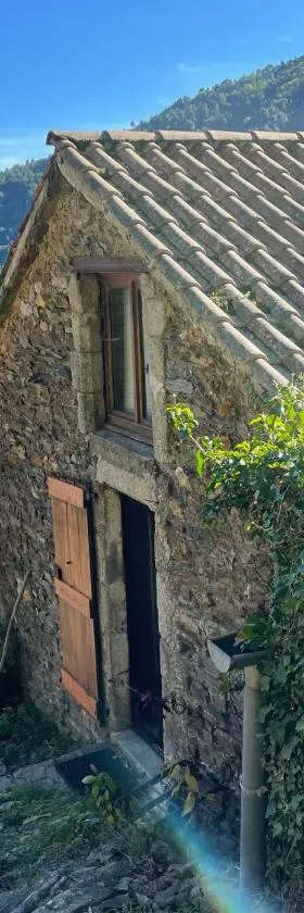 Charmant petit gîte au cœur de l’Ardèche，位于Saint-Mélany的酒店
