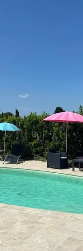 Au mas des glycines - Gîte La tropézienne - 5 personnes，位于艾居厄河畔卡马勒的酒店