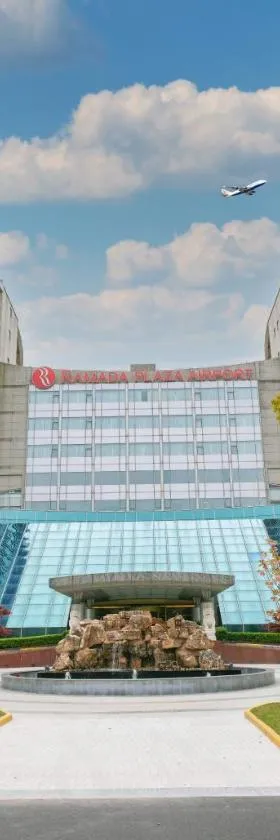 上海浦东机场华美达广场酒店 - 3分钟班车直达候机楼出发层安检口，位于上海的酒店