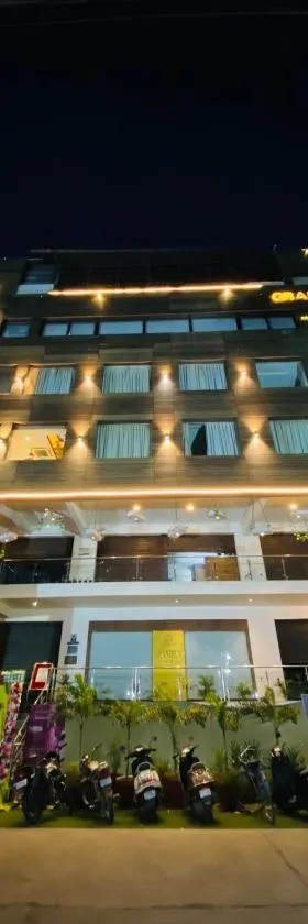 Hotel SS Grandeur，位于Alambagh的酒店