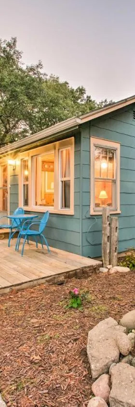 East Tawas Cabin with Deck, Backyard and Fire Pit!，位于East Tawas的酒店