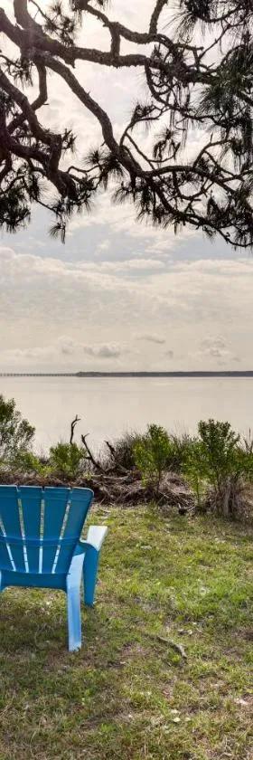Waterfront Ochlockonee Bay Cottage with Views!，位于Panacea的酒店