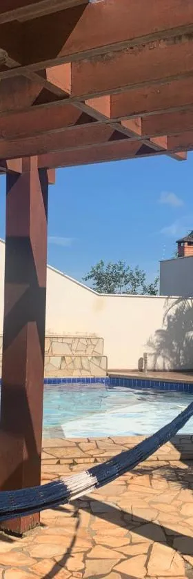 Quarto em casa c/piscina，位于欧鲁菲努的酒店