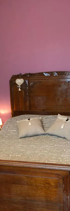 Le Logis du Gast chambre rose，位于Le Gast的酒店