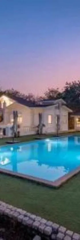 SaffronStays Brunton House, Alibaug - luxury pool villa near Awas Beach，位于阿利鲍格的酒店