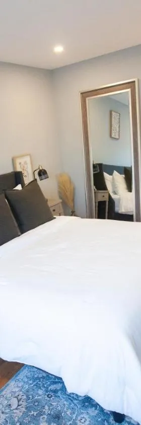 Alafia- Cozy JFK Area Home - This property is a hosted property meaning the host live on site，位于Locust Manor的酒店