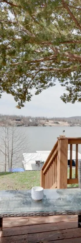Cozy Camdenton Cottage with Deck and Boat Dock Access!，位于卡姆登顿的酒店