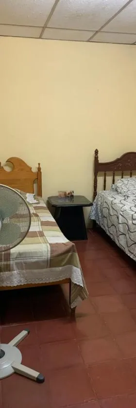 Casa Cisneros Bed & Breakfast，位于莱昂的酒店