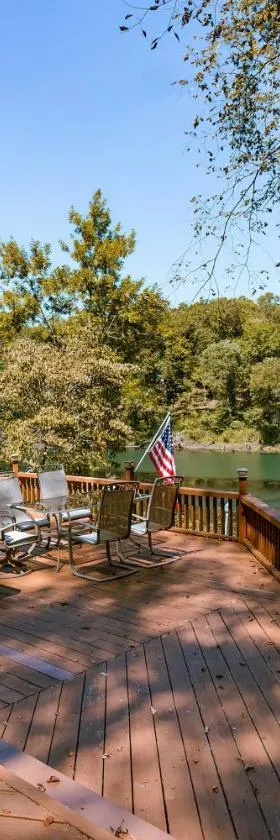 Riverfront Retreat with Fire Pit Fish and Hike!，位于Heber Springs的酒店
