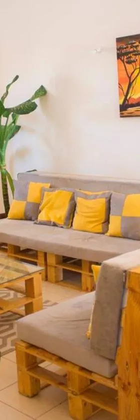 Cosy & Relax Yellow House 5mn walk from the beach!，位于Calheta Do Maio的酒店