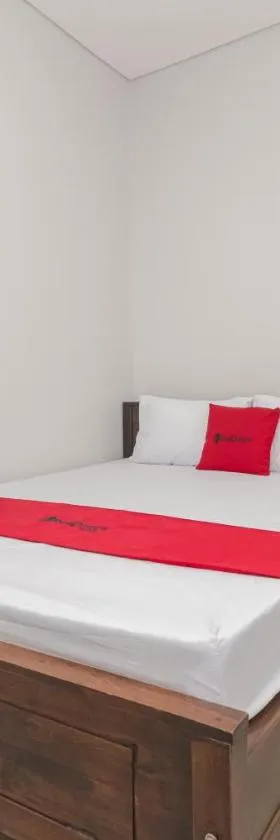 RedDoorz @ Gedangan Sidoarjo，位于诗都阿佐的酒店