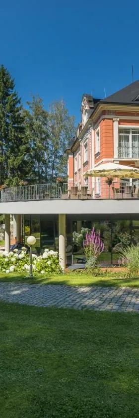 Wellness & Spa hotel Villa Regenhart，位于耶塞尼克的酒店