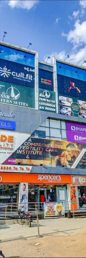 FabHotel SSR Fern Suites - 100M from GSM Mall Madeenaguda，位于Lingampalli的酒店