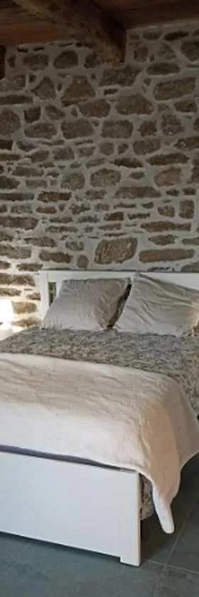 Chambre indépendante - style studio - avec jardin à la campagne，位于Junhac的酒店