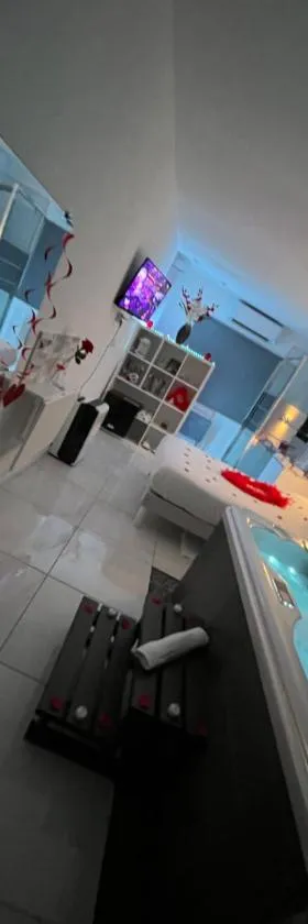 Love room avec spa privatif，位于乐罗夫的酒店