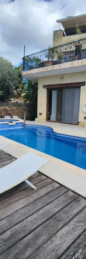 Gozo Pool and views, sleeps 4 with Private Bathroom，位于Għajn il-Kbira的酒店