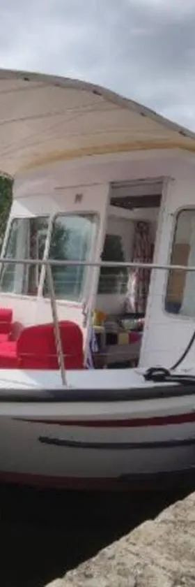 Libéllule péniche nuit insolite，位于Briennon的酒店