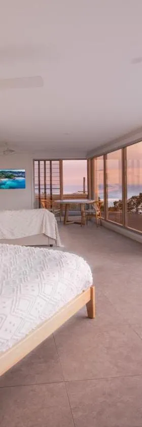Coolum luxury apartment with king bed and ocean views，位于库鲁姆海滩的酒店