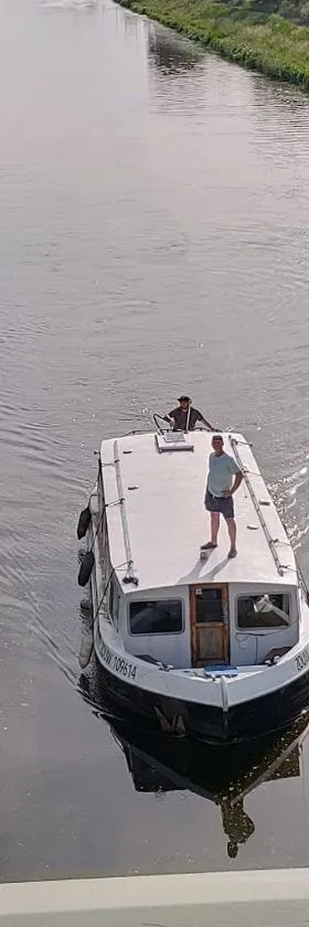Zouw Hausboat Zakotven -pouze ubytovaní，位于拉贝河畔罗乌德尼采的酒店