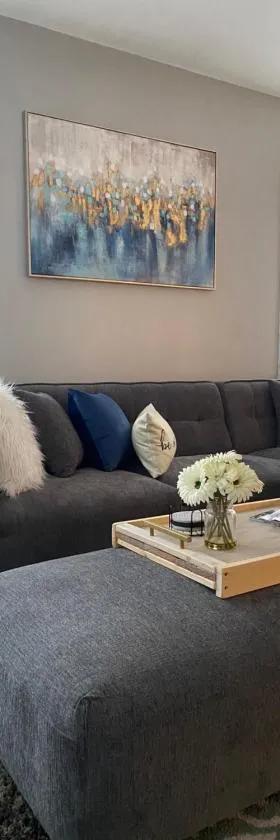 Cozy, Upstairs Apartment Pets Welcome with fee Family Friendly Close to Everything，位于克利夫兰的酒店