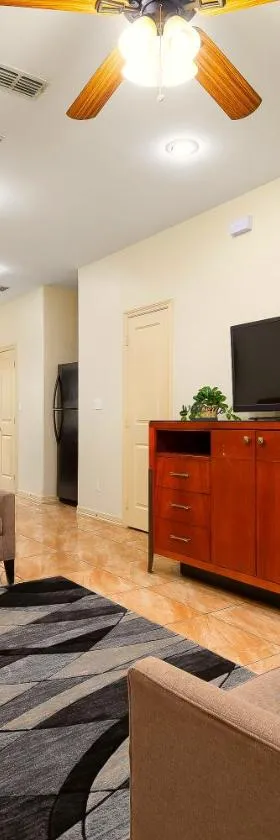 Hummingbird Haven 7 w King bed free parking Patio，位于法尔的酒店