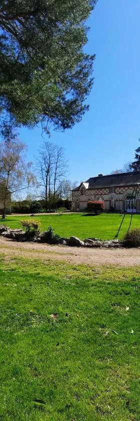 La Chauvellière, un écrin de verdure dans un cadre historique，位于Beaumont-la-Ronce的酒店