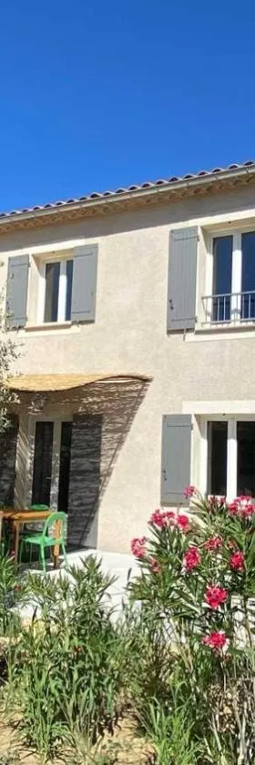 Villa spacieuse avec terrasse et vue Mont Ventoux，位于Entrechaux的酒店