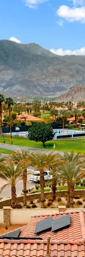 Near Coachella and Stagecoach Palm Springs , PGA resort Villa ,Golf, community pool, gym，位于拉昆塔的酒店